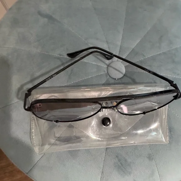 Quay x Desi Aviator Sunglasses - Picture 4 of 5